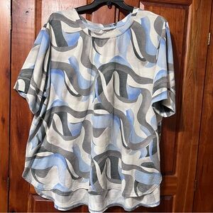 Jane + Delancey short sleeved shirt featuring a grey and blue abstract pattern.